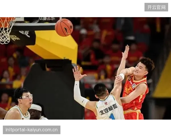 周琦在决胜战中展现内线优势，帮助北京队淘汰老对手广东队晋级四强。